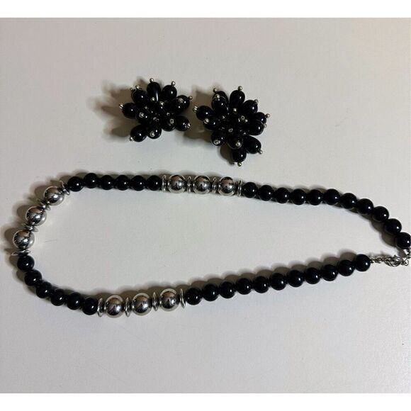 Vintage Black Beads Silver Beaded 9” Necklace with Matching Clip On Earrings - Picture 5 of 7